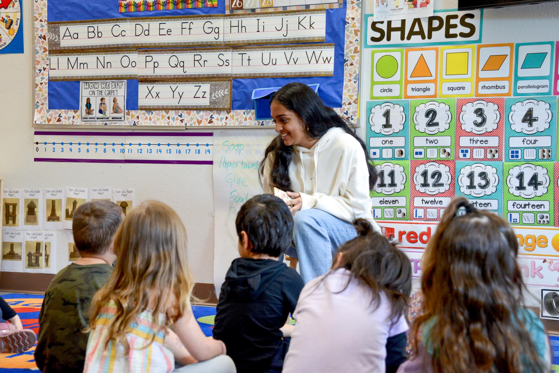 Volunteer reading to students for Reading Week 2023.